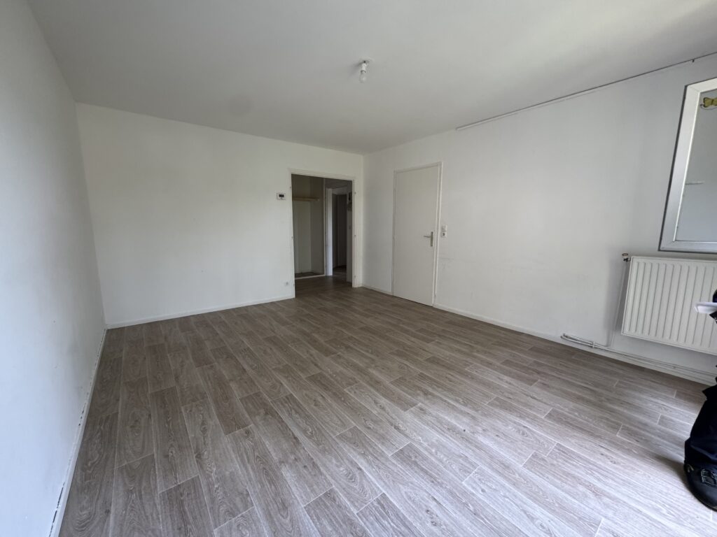 Appartement 3 pièces spacieux avec balcon à Barlin