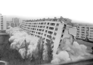 Dans le cadre de la requalification urbaine du Mont-Liébaut, les 1ers logements vacants sont démolis en novembre 1984.